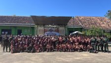 Yayasan Pondok Pesantren Al-Islamiyah Pakondang, Rubaru, Sumenep, Jawa Timur, foto bersama Yonif TP 931/KJ saat pelaksanaan Kemah HIMMAH ke-51 (Za - garudajatim.com)