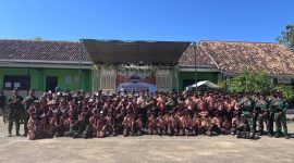 Yayasan Pondok Pesantren Al-Islamiyah Pakondang, Rubaru, Sumenep, Jawa Timur, foto bersama Yonif TP 931/KJ saat pelaksanaan Kemah HIMMAH ke-51 (Za - garudajatim.com)