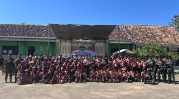 Yayasan Pondok Pesantren Al-Islamiyah Pakondang, Rubaru, Sumenep, Jawa Timur, foto bersama Yonif TP 931/KJ saat pelaksanaan Kemah HIMMAH ke-51 (Za - garudajatim.com)