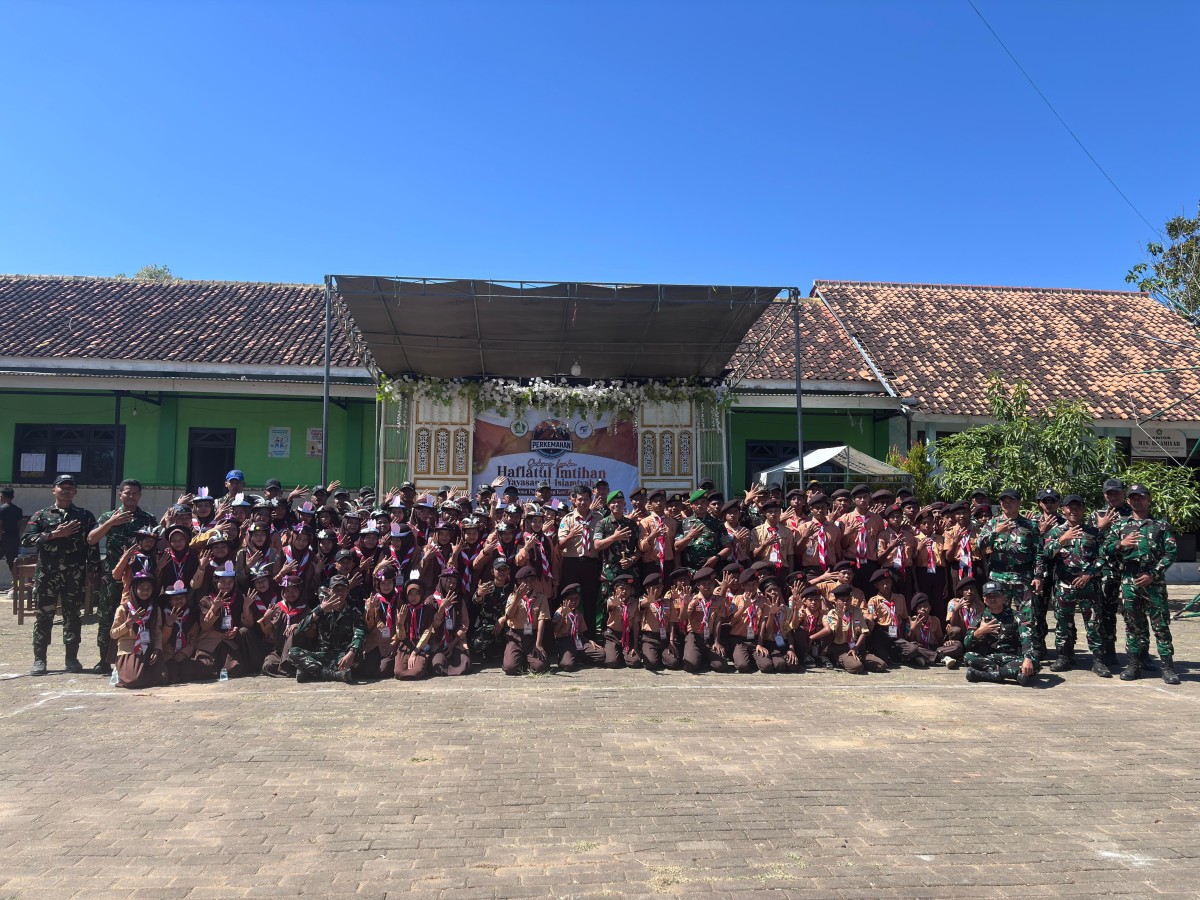 Yayasan Pondok Pesantren Al-Islamiyah Pakondang, Rubaru, Sumenep, Jawa Timur, foto bersama Yonif TP 931/KJ saat pelaksanaan Kemah HIMMAH ke-51 (Za - garudajatim.com)