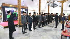 Bupati Sumenep Achmad Fauzi Wongsojudo saat melantik 25 pejabat administrator (Za - garudajatim.com)
