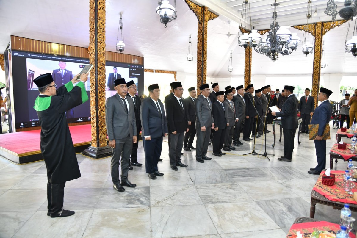 Bupati Sumenep Achmad Fauzi Wongsojudo saat melantik 25 pejabat administrator (Za - garudajatim.com)