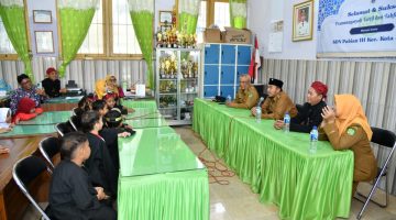 Bupati H. Achmad Fauzi Wongsojudo dan Kepala Dinas Pendidikan Kabupaten Sumenep, H. Moh. Iksan, saat melakukan sidak ke SMP Negeri 1 Sumenep dalam rangka kegiatan MPLS ( Za - garudajati.com)