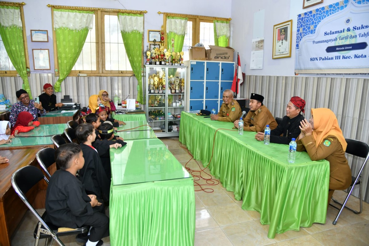 Bupati H. Achmad Fauzi Wongsojudo dan Kepala Dinas Pendidikan Kabupaten Sumenep, H. Moh. Iksan, saat melakukan sidak ke SMP Negeri 1 Sumenep dalam rangka kegiatan MPLS ( Za - garudajati.com)