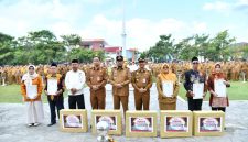 Kepala DKUPP Kabupaten Sumenep, Moh. Ramli (empat dari kanan) saat mendampingi Bupati Sumenep, Achmad Fauzi Wongsojudo dalam rangka upacara Harkopnas ke-79 (Za - garudajati.com)