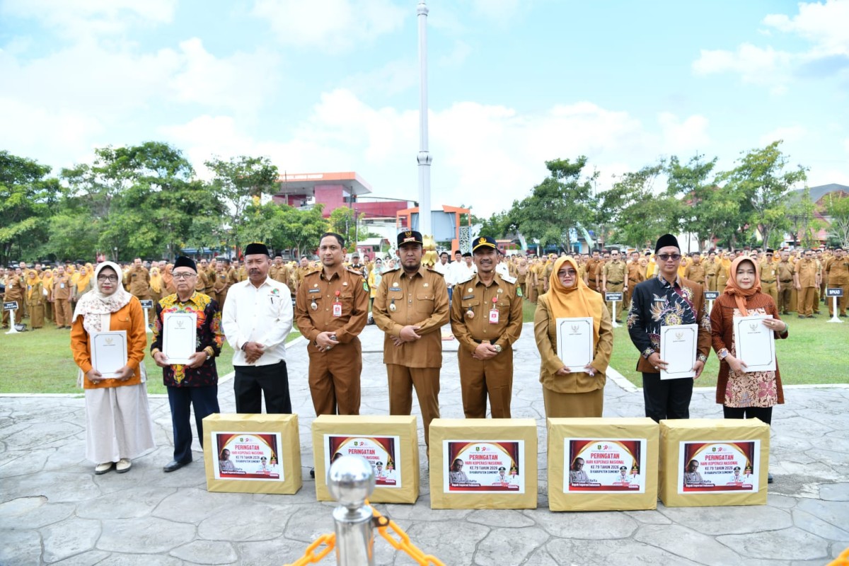 Kepala DKUPP Kabupaten Sumenep, Moh. Ramli (empat dari kanan) saat mendampingi Bupati Sumenep, Achmad Fauzi Wongsojudo dalam rangka upacara Harkopnas ke-79 (Za - garudajati.com)