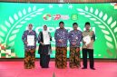 Direktur RSUD dr. H. Moh. Anwar Sumenep, dr. Hj. Erliyati(kiri) saat foto bersama Bupati Ahmad Fauzi Wongsojudo usia menerima penghargaan (Za - garudajatim.com)