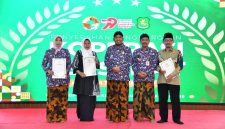 Direktur RSUD dr. H. Moh. Anwar Sumenep, dr. Hj. Erliyati(kiri) saat foto bersama Bupati Ahmad Fauzi Wongsojudo usia menerima penghargaan (Za - garudajatim.com)