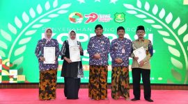 Direktur RSUD dr. H. Moh. Anwar Sumenep, dr. Hj. Erliyati(kiri) saat foto bersama Bupati Ahmad Fauzi Wongsojudo usia menerima penghargaan (Za - garudajatim.com)