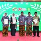 Direktur RSUD dr. H. Moh. Anwar Sumenep, dr. Hj. Erliyati(kiri) saat foto bersama Bupati Ahmad Fauzi Wongsojudo usia menerima penghargaan (Za - garudajatim.com)
