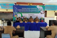 Kepala Bidang Pengelolaan Pendapatan Daerah Bapenda Kabupaten Sumenep, Akhmad Sugiharto (dua kiri bertopi) saat memberikan arahan di Kecamatan Giligenting (Za - garudajatim.com)