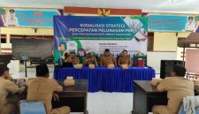 Kepala Bidang Pengelolaan Pendapatan Daerah Bapenda Kabupaten Sumenep, Akhmad Sugiharto (dua kiri bertopi) saat memberikan arahan di Kecamatan Giligenting (Za - garudajatim.com)