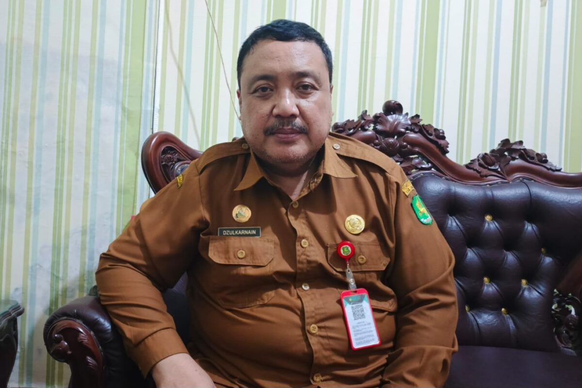 Pelaksana Tugas (Plt) Kepala Disperkimhub Sumenep, Dzulkarnain, saat ditemui di kantornya (Istimewa - garudajatim.com)