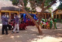 Dispusip Sumenep saat melakukan program Perpustakaan Keliling di sekolah pelosok (Za - garudajatim.com)