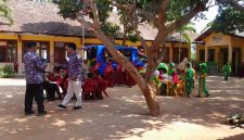 Dispusip Sumenep saat melakukan program Perpustakaan Keliling di sekolah pelosok (Za - garudajatim.com)
