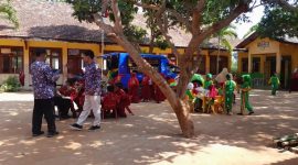 Dispusip Sumenep saat melakukan program Perpustakaan Keliling di sekolah pelosok (Za - garudajatim.com)