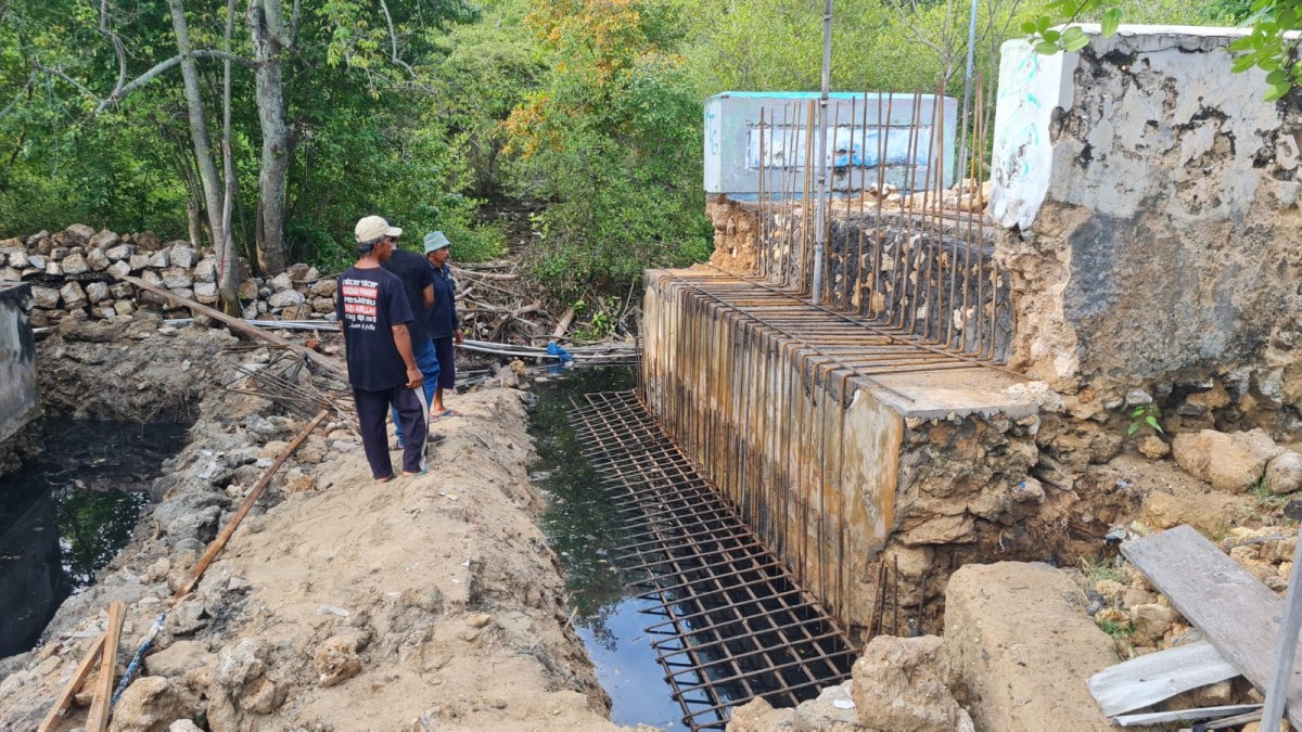Rekontruksi jembatan Bringsang Kecamatan Giligenting Sumenep saat dikerjakan (Za - garudajatim.com)