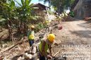 Dinas PUTR Sumenep saat melakukan restrukturisi jalan dan sistem drainase serta tembok penahan tanah Ellak Daya dan Mandala (Za - garudajatim.com)