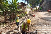 Dinas PUTR Sumenep saat melakukan restrukturisi jalan dan sistem drainase serta tembok penahan tanah Ellak Daya dan Mandala (Za - garudajatim.com)