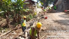 Dinas PUTR Sumenep saat melakukan restrukturisi jalan dan sistem drainase serta tembok penahan tanah Ellak Daya dan Mandala (Za - garudajatim.com)