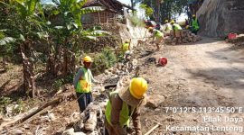 Dinas PUTR Sumenep saat melakukan restrukturisi jalan dan sistem drainase serta tembok penahan tanah Ellak Daya dan Mandala (Za - garudajatim.com)