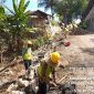 Dinas PUTR Sumenep saat melakukan restrukturisi jalan dan sistem drainase serta tembok penahan tanah Ellak Daya dan Mandala (Za - garudajatim.com)