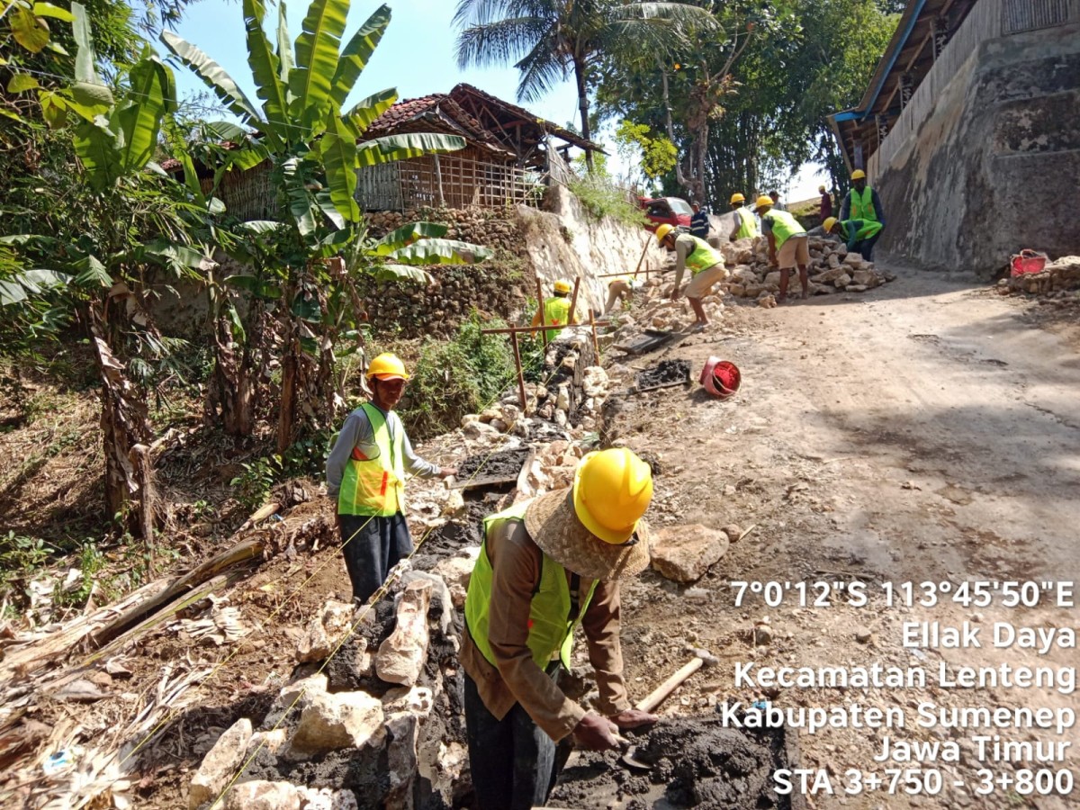 Dinas PUTR Sumenep saat melakukan restrukturisi jalan dan sistem drainase serta tembok penahan tanah Ellak Daya dan Mandala (Za - garudajatim.com)