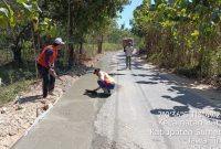 Dinas PUTR Sumenep saat mengerjakan rekonstruksi Jalan Batuan–Matanair (Za - garudajatim.com)