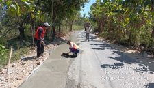 Dinas PUTR Sumenep saat mengerjakan rekonstruksi Jalan Batuan–Matanair (Za - garudajatim.com)