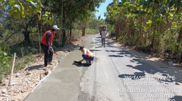 Dinas PUTR Sumenep saat mengerjakan rekonstruksi Jalan Batuan–Matanair (Za - garudajatim.com)