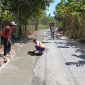 Dinas PUTR Sumenep saat mengerjakan rekonstruksi Jalan Batuan–Matanair (Za - garudajatim.com)