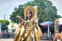Seorang peserta saat tampil dengan kostum megah di acara Jember Fashion Carnaval (JFC) ke-24 (Istimewa - garudajatim.com)