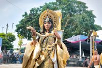 Seorang peserta saat tampil dengan kostum megah di acara Jember Fashion Carnaval (JFC) ke-24 (Istimewa - garudajatim.com)