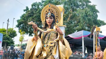 Seorang peserta saat tampil dengan kostum megah di acara Jember Fashion Carnaval (JFC) ke-24 (Istimewa - garudajatim.com)