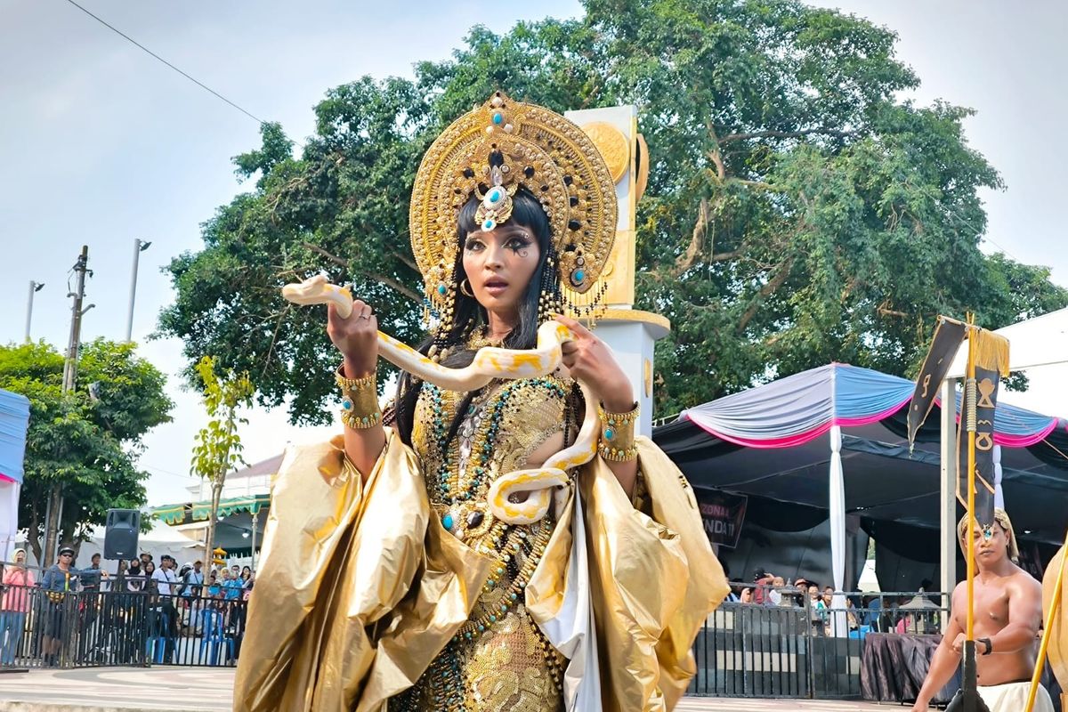 Seorang peserta saat tampil dengan kostum megah di acara Jember Fashion Carnaval (JFC) ke-24 (Istimewa - garudajatim.com)