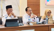 Kepala Bappeda Kabupaten Sumenep, Arif Firmanto (tengah berkacamata) saat sambutan (Za - garudajatim.com)