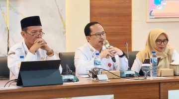 Kepala Bappeda Kabupaten Sumenep, Arif Firmanto (tengah berkacamata) saat sambutan (Za - garudajatim.com)