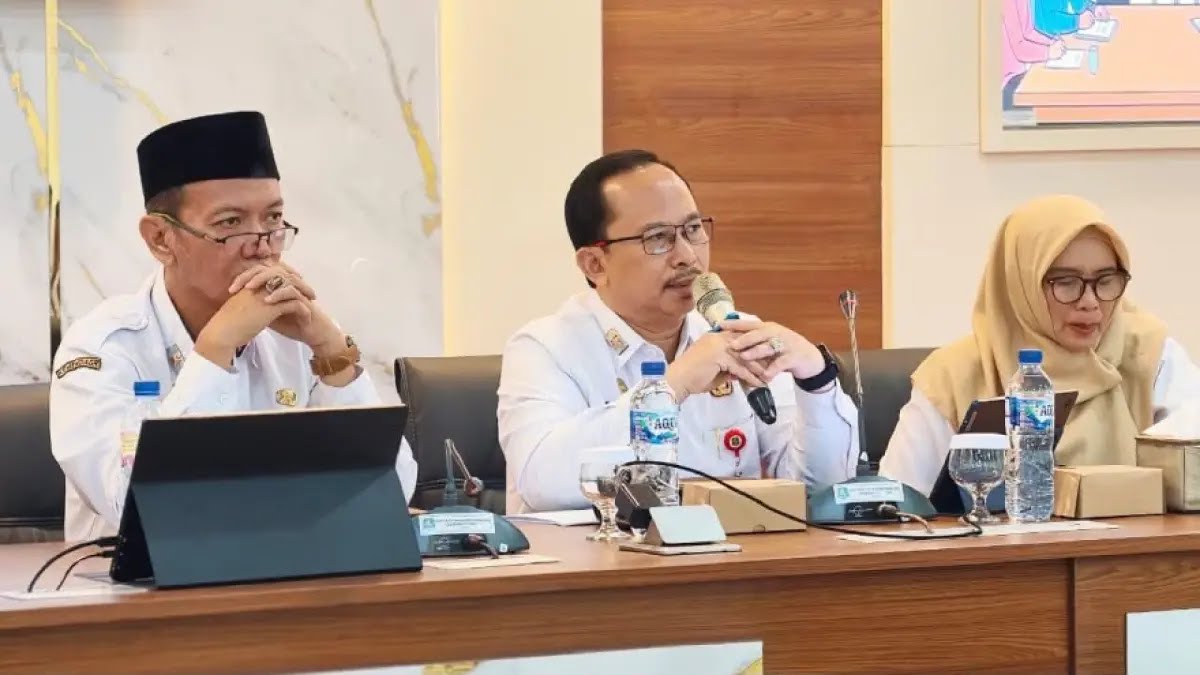 Kepala Bappeda Kabupaten Sumenep, Arif Firmanto (tengah berkacamata) saat sambutan (Za - garudajatim.com)