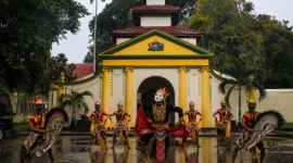 Foto Labang Mesem Keraton Sumenep saat ada penari topeng (Za - garudajatim.com)