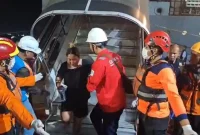 Ratusan para penumpang selamat akibat kebakaran KM Mutiara Sentosa 2 saat tiba di Tanjung Perak Surabaya (Istimewa - garudajatim.com)
