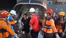 Ratusan para penumpang selamat akibat kebakaran KM Mutiara Sentosa 2 saat tiba di Tanjung Perak Surabaya (Istimewa - garudajatim.com)