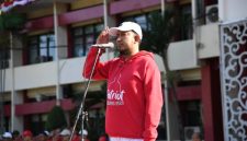 Bupati Sumenep, H. Achmad Fauzi Wongsojudo, saat memimpin apel pada pembukaan acara HUT ke-81 Republik Indonesia (Za - garudajatim.com)