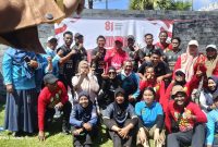Kepala Dinas Pendidikan Kabupaten Sumenep, Moh. Iksan, foto bersama usai meraih juara ajang tarik tambang 
