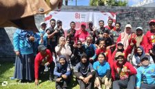 Kepala Dinas Pendidikan Kabupaten Sumenep, Moh. Iksan, foto bersama usai meraih juara ajang tarik tambang 