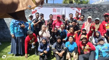 Kepala Dinas Pendidikan Kabupaten Sumenep, Moh. Iksan, foto bersama usai meraih juara ajang tarik tambang 