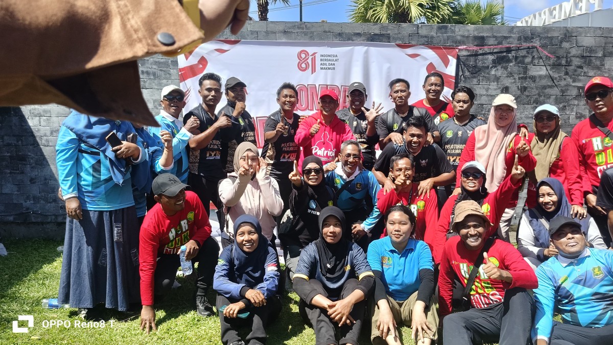 Kepala Dinas Pendidikan Kabupaten Sumenep, Moh. Iksan, foto bersama usai meraih juara ajang tarik tambang 