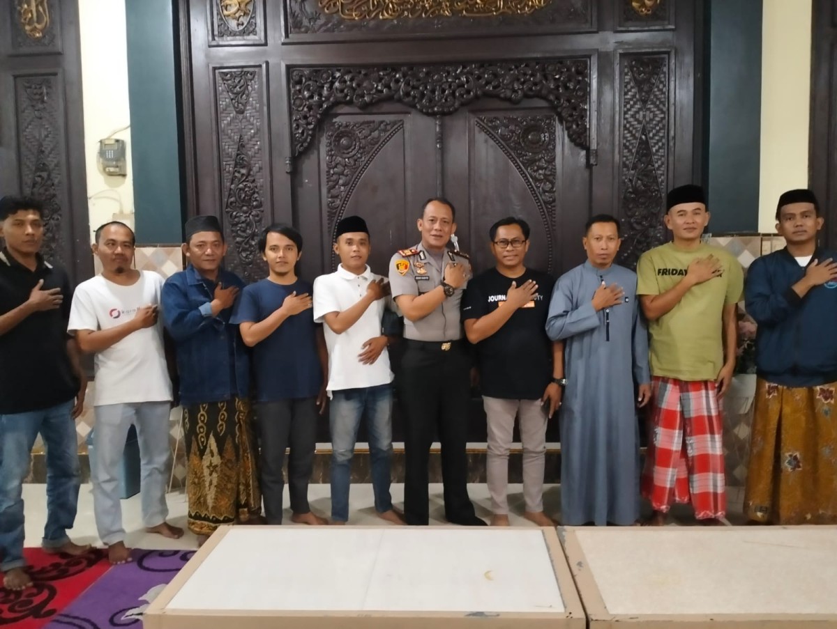 Kapolsek Bluto AKP Agus Sugito, saat ngopi bareng insan Pers (Za - garudajatim.com)