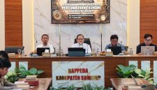 Kepala Bappeda Kabupaten Sumenep, Arif Firmanto, saat memberikan arahan di acara penyusunan Roadmap Percepatan Pertumbuhan Ekonomi (Istimewa - garudajatim.com)