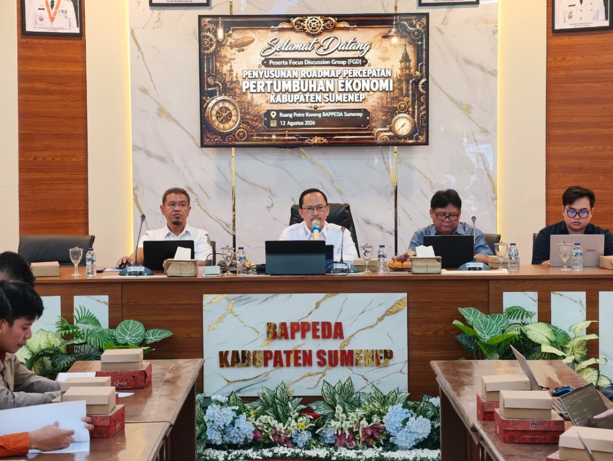 Kepala Bappeda Kabupaten Sumenep, Arif Firmanto, saat memberikan arahan di acara penyusunan Roadmap Percepatan Pertumbuhan Ekonomi (Istimewa - garudajatim.com)