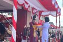 Bupati Sumenep, Jawa Timur, Ahmad Fauzi Wongsojudo, saat membagikan bendera merah-putih kepada petugas paskibra (Za - garudajatim.com)